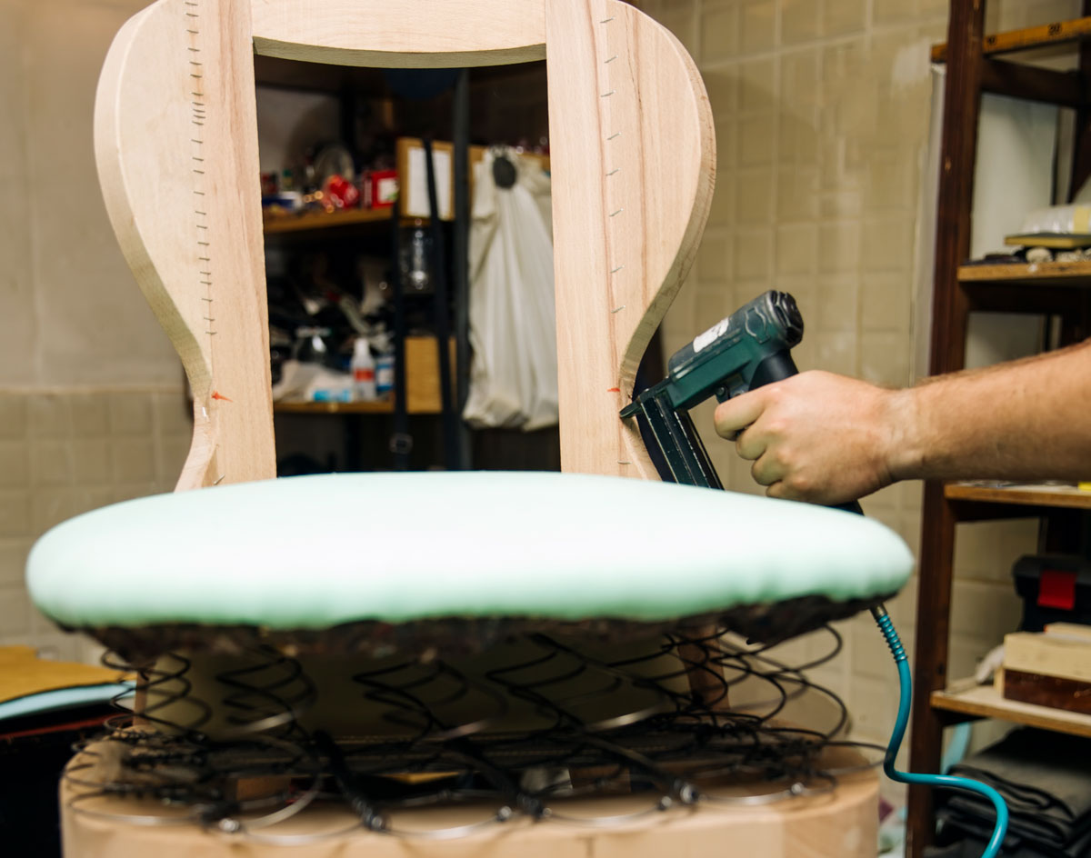 ¿Cómo tapizar una silla con grapas?